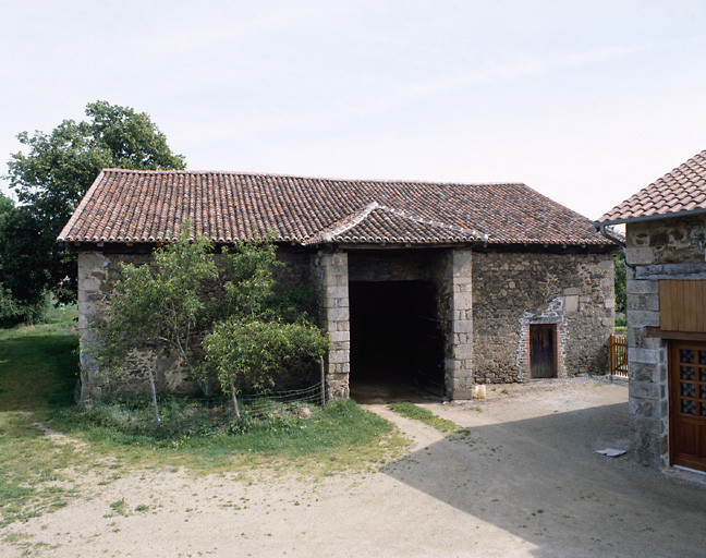 Vue d'ensemble d'une grange-étable à la Roche.