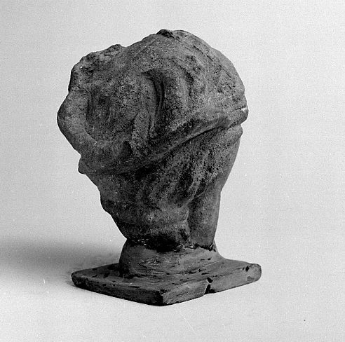 Figure féminine (divinité, peut-être Vénus ?) découverte en 1951 au lieu-dit chez Roger. Vue du revers. Conservée au musée municipal de l'Evêché de Limoges.