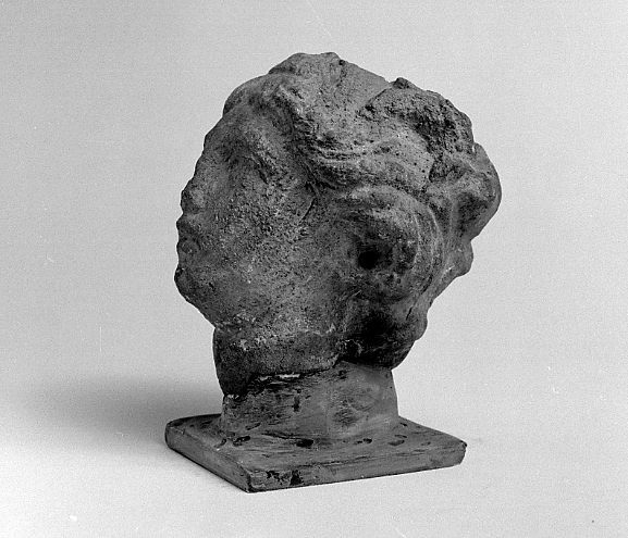 Figure féminine (divinité, peut-être Vénus ?) découverte en 1951 au lieu-dit chez Roger. Vue de profil. Conservée au musée municipal de l'Evêché de Limoges.