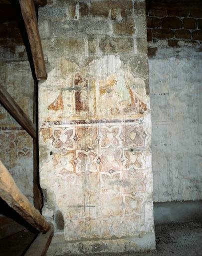 Combles, vestiges de décor en partie basse et d'un cortège de saints à la partie supérieure.