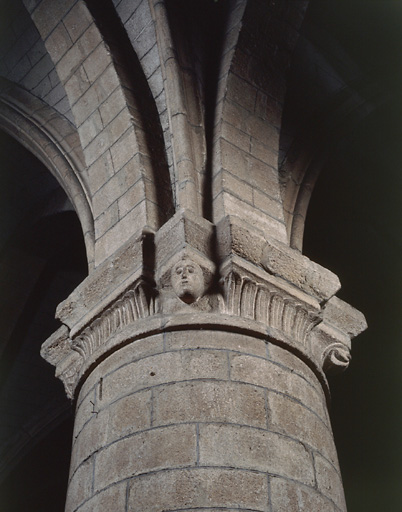 Colonne située au niveau de la première travée, entre le vaisseau central et le vaisseau sud. Détail de la frise chapiteau.