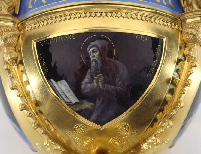 Détail d'une figure sur la coupe : saint Victurnien ermite méditant sur les Livres saints.