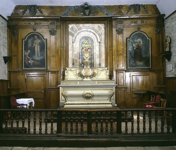 Vue générale avec table de communion, lambris latéraux et maître-autel.