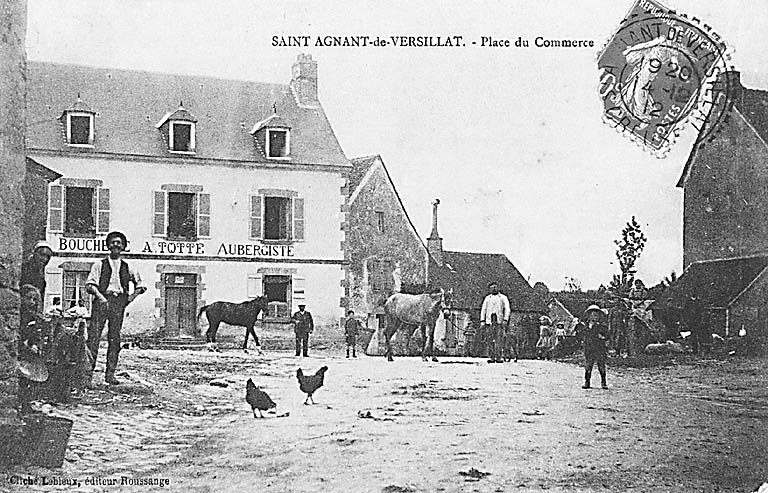 Bourg : place du Commerce, vers 1920.