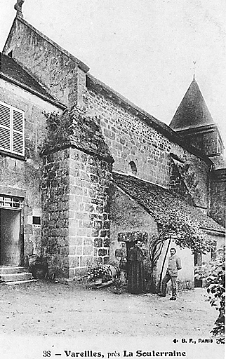 Vue partielle de l'élévation nord de l'église montrant le chevet à pignon découvert, la sacristie et la partie haute du clocher porche.