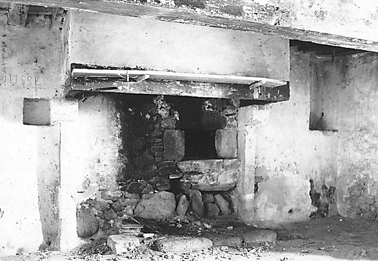 Logis. Rez-de-chaussée, vue partielle d'une pièce et de sa cheminée avec l'entrée du four à pain.