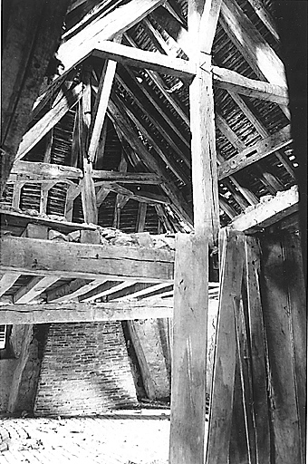 Logis. Etage de comble, partie sud-est ; vue générale de la charpente et des 2 niveaux du comble (comble habitable / comble perdu).