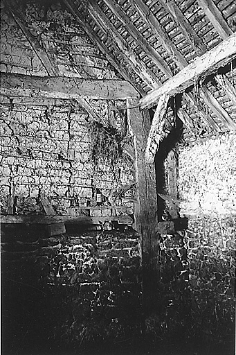 Grange étable. Vue intérieure, détail d'un des poteaux supportant la charpente.