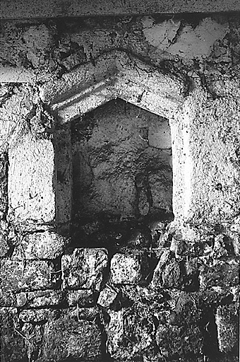 La Tuilerie. Détail de niche sculptée dans le mur d'une grange.