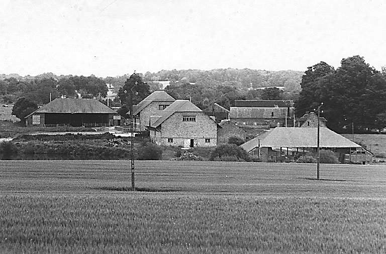 Vue d'ensemble du domaine agricole et principalement des deux granges étables et des deux hangars construits en 1927.