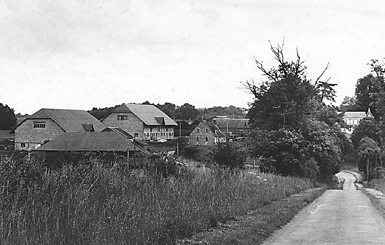 Vue générale depuis le sud à partir du chemin communal d'accès.
