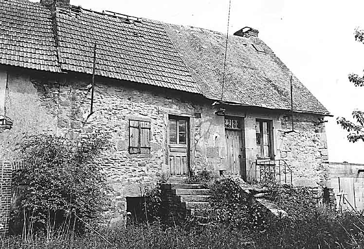 Les Grotonnières. Vue de deux logis de fermes accolés, avec étage de soubassement, rez-de-chaussée et étage de comble non éclairé en façade. Cadastre 1986 B6 1271, 1423.