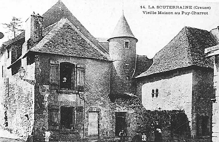 Vue, depuis la rue du Puycharraud, des deux corps de logis démolis vers 1920, au cours des travaux d'élargissement de la rue des Fossés Saint-Jean.