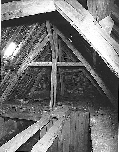 Logis. Etage de comble (2e niveau : comble perdu) ; partie sud-est, depuis la cage d'escalier.