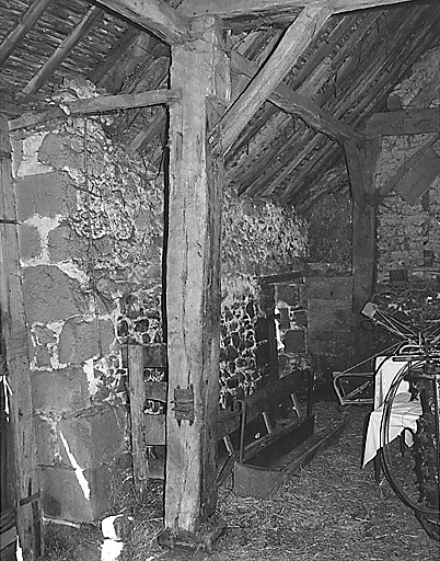 Grange étable. Vue intérieure, détail d'un des poteaux supportant la charpente.