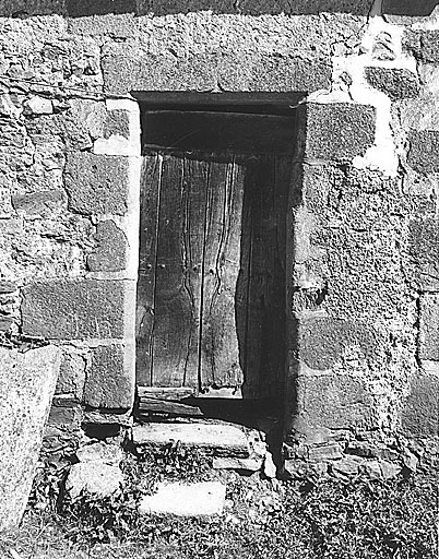 Enfilade de granges étables. Vue de la porte de la grange étable orientale dont le linteau est orné d'une accolade.