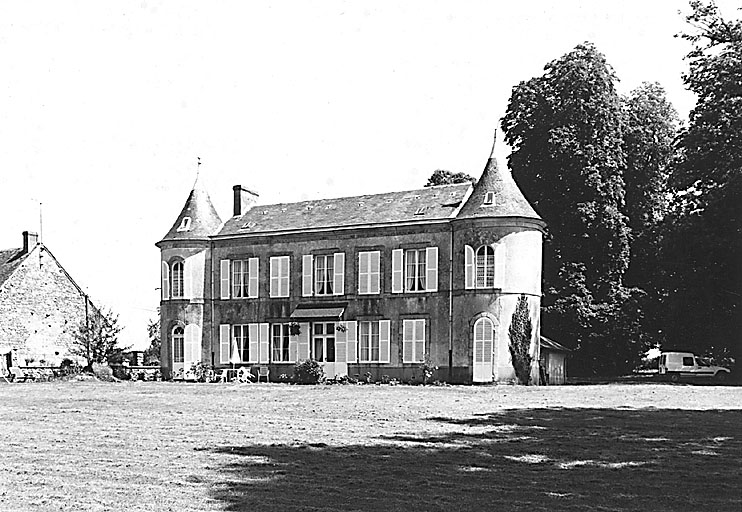 Logis. Vue d'ensemble de la façade sud.