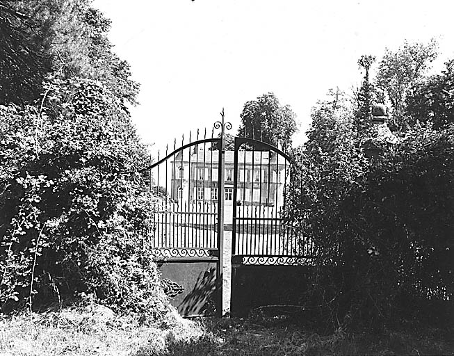 Vue du manoir depuis la grille de l'ancien portail d'entrée.