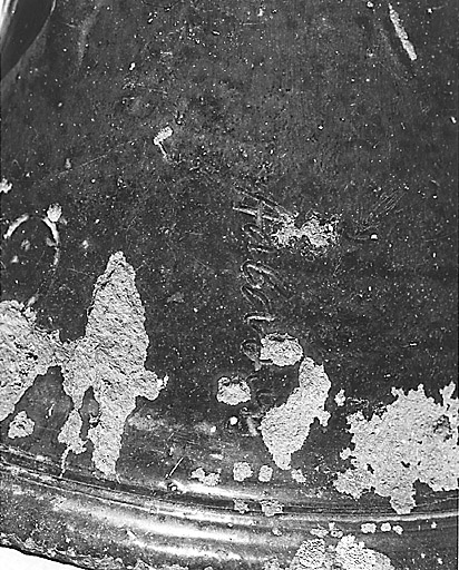 Détail d'une signature inscrite sur l'épi de faîtage le moins bien conservé.