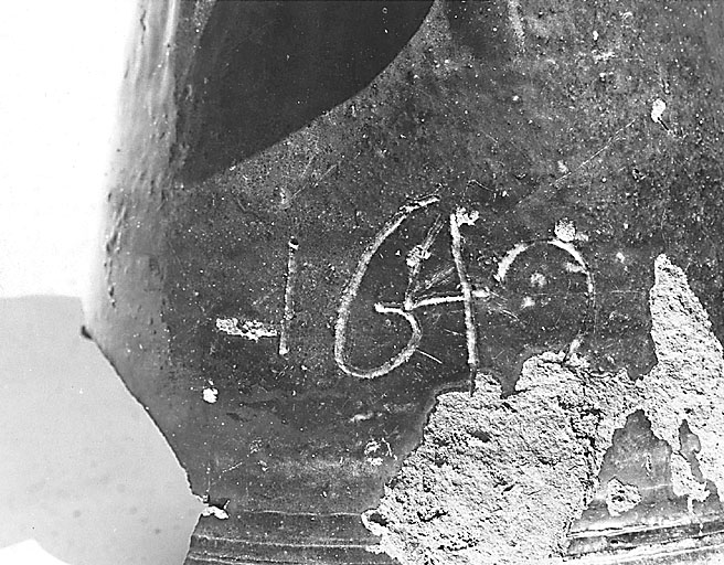 Détail de la date '1640' inscrite sur l'épi de faîtage le moins bien conservé.