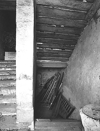 Logis. Intérieur, vue partielle de l'escalier.