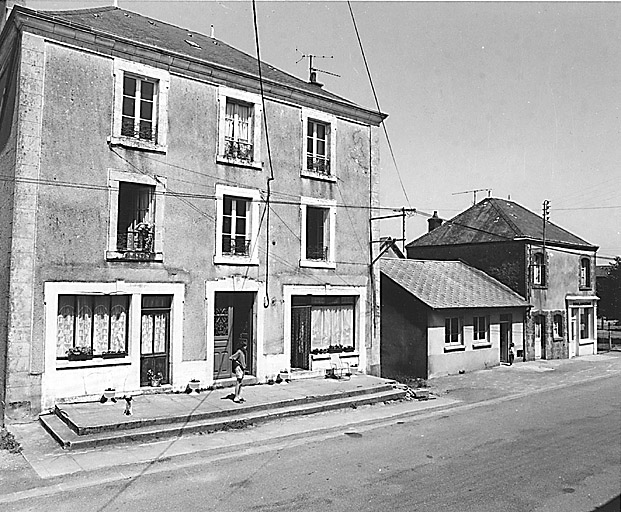 Vue partielle d'une rue et d'un immeuble dont le rez-de-chaussée était occupé par deux boutiques (section A3 parcelle 1475).