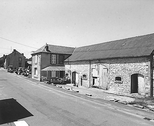 Vue d'ensemble, depuis la rue, d'un chai et de la maison d'un marchand de vin (section A3, parc. 1435).