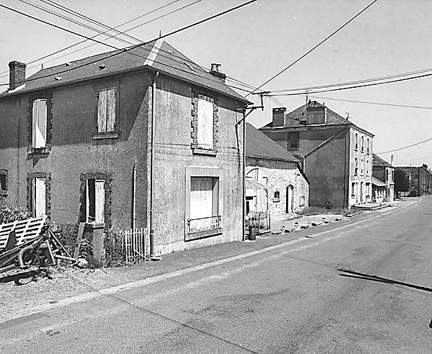 Vue d'ensemble d'une rue avec, de gauche à droite, la maison d'un marchand de vin, un chai (section A3, parcelle1435) et un immeuble (section A3, parcelle 1475).