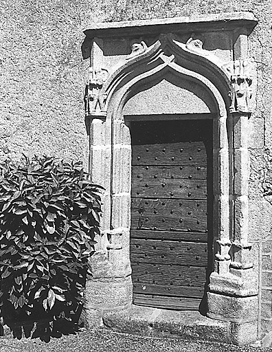 Vue de la porte de la chapelle sud.