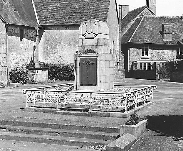 Saint-Germain-Beaupré. Monument aux morts, vue d'ensemble.