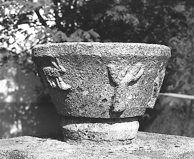 Maison (section B1 parcelle 90). Vasque en granite sculpté ornant le jardin et réalisée par le propriétaire, tailleur de pierre, au début du 20ème siècle.