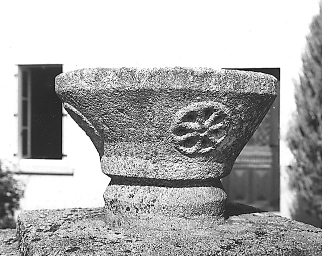 Maison (section B1 parcelle 90). Vasque en granite sculpté ornant le jardin et réalisée par le propriétaire, tailleur de pierre, au début du 20ème siècle.