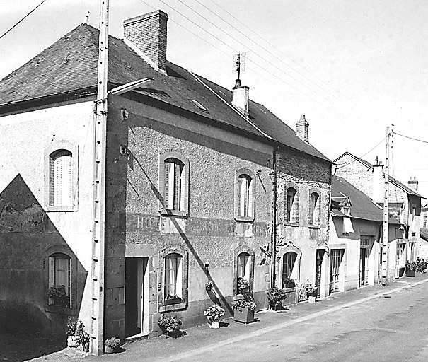 Vue partielle de l'ancienne avenue de la Gare, avec en premier plan un ancien hôtel de voyageurs (section A3 parcelle 867). Le calicot peint porte encore le nom 'Hôtel Lagarde'.