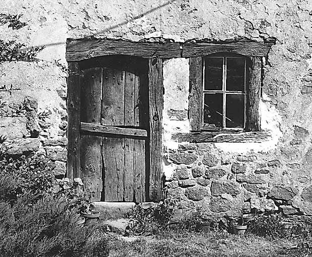 Proges. Logis de ferme. Vue de la porte et de la fenêtre à encadrement en bois.