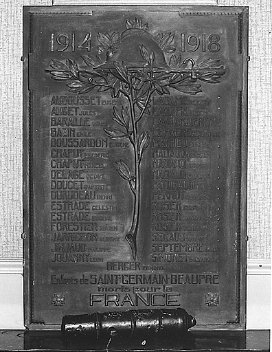 Saint-Germain-Beaupré. Plaque commémorative similaire à celle du monument aux morts situé sur la place de l'église et conservée dans une salle de la mairie-école.