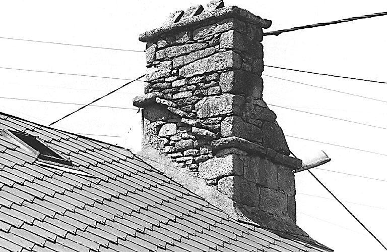 Lorioux. Logis de ferme. Détail de la cheminée.