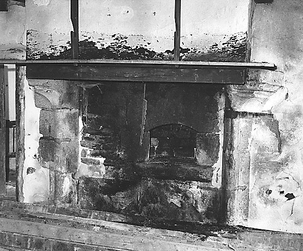 Lorioux. Intérieur de logis de ferme. Vue d'une cheminée aux jambages datant vraisemblablement du 16e siècle et d'une entrée de four à pain.