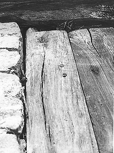 Le Fresse. Grange-étable (cadastre B4 936). Détail de la charnière de la porte de la grange.