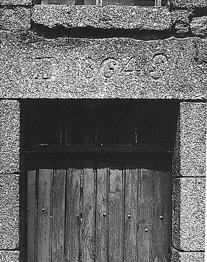 Le Fresse. Ferme (cadastre B4 1430). Détail du linteau de la porte du logis, orné d'un monogramme, difficilement lisible et de la date 1864.