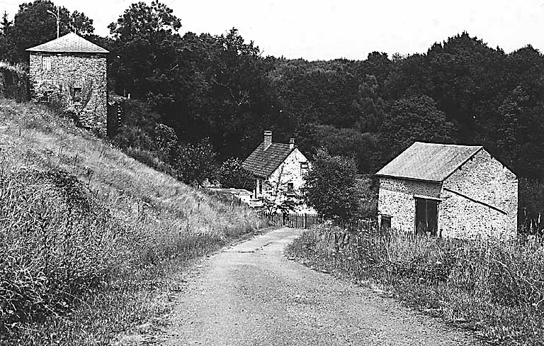Vue du moulin haut, du logis et de la grange-étable prise depuis le sud.
