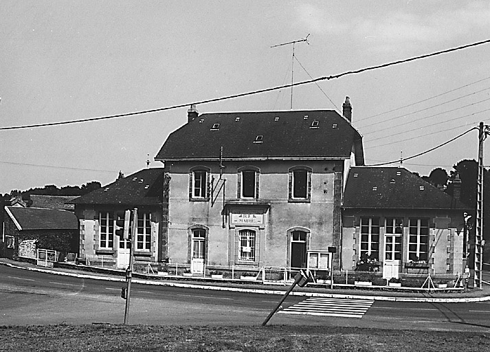 Saint-Léger-Bridereix. Mairie école, vue générale prise de l'ouest.
