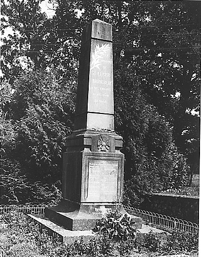 Saint-Léger-Bridereix. Monument aux morts, vue d'ensemble.