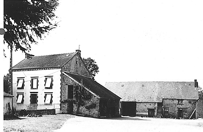 Vue d'ensemble avec nouveau logis à gauche et ancienne ferme en bloc-à-terre à droite.