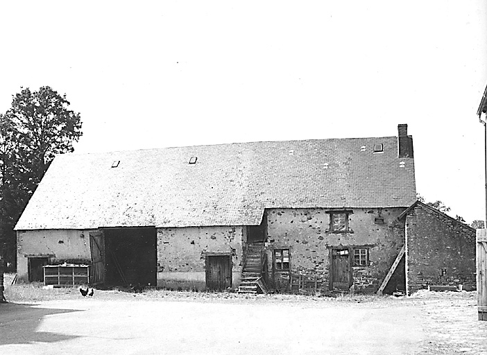 Vue d'ensemble du bloc-à-terre avec ancien logis à droite.
