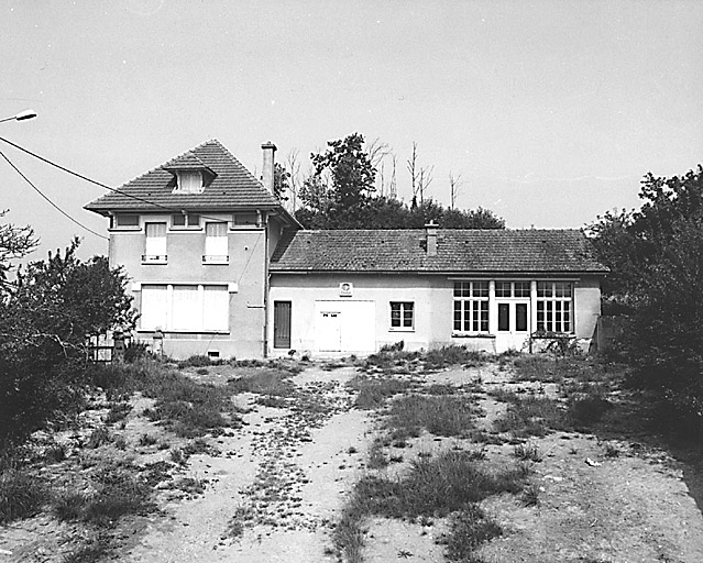 Noth, Aigueperse. Ecole, vue générale prise de l'est.