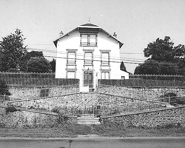 Le Marouzeau (cadastre A3 1236). Maison bâtie vers 1910, vue depuis la route.