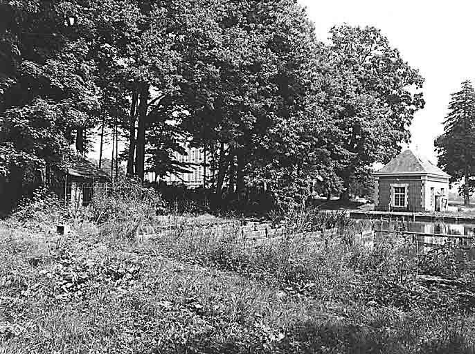 Pavillon de gardien (à droite), chenil (à gauche) et vivier, vue prise du sud-ouest.