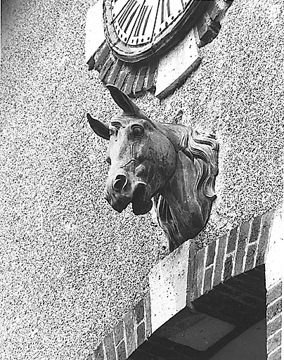 Grandes écuries, détail de la tête de cheval en zinc.