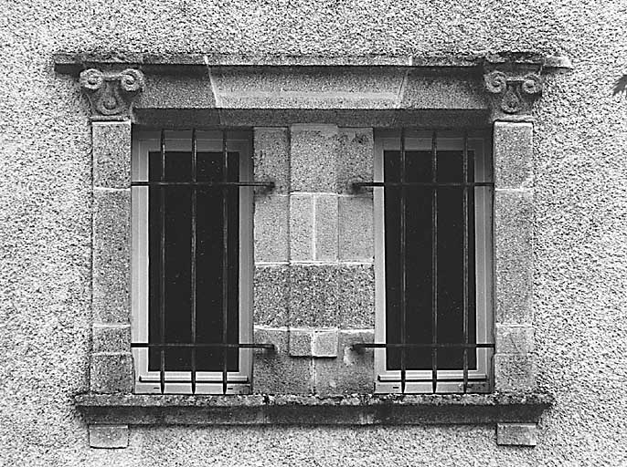 Façade nord-ouest du manoir. Détail de fenêtre, élément de baie ancienne (petits chapiteaux sculptés), agrandie lors de la rénovation du bâtiment.