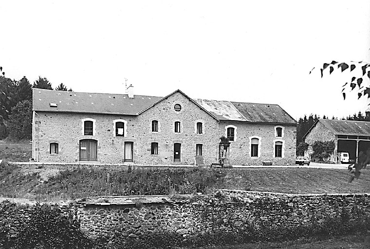 Ferme avec logis au centre, prise du sud-ouest.
